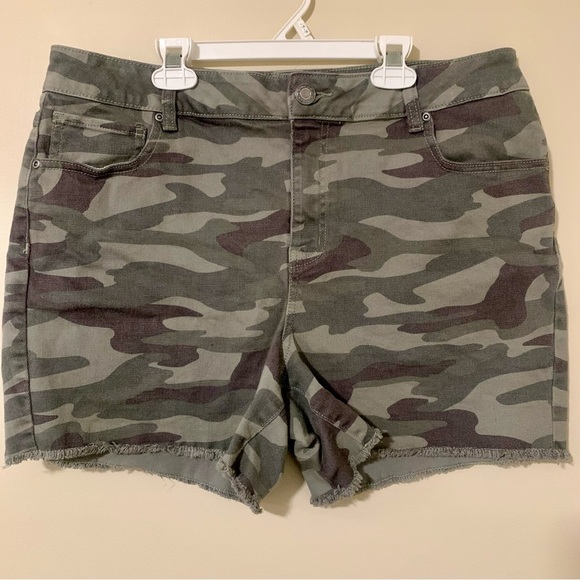 Maurices Vintage High Rise Camo 3.5 inch frayed hem shorts size 16 EUC - Picture 2 of 7